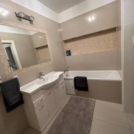 Beautiful Ground Floor In Apartment *